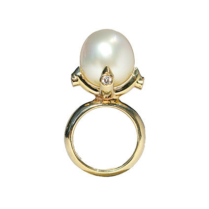 Queen Ring white South Sea Pearl and Diamonds