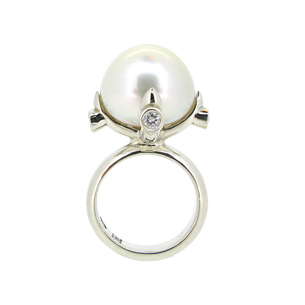 Queen Ring in white gold with White South Sea Pearl and Diamonds